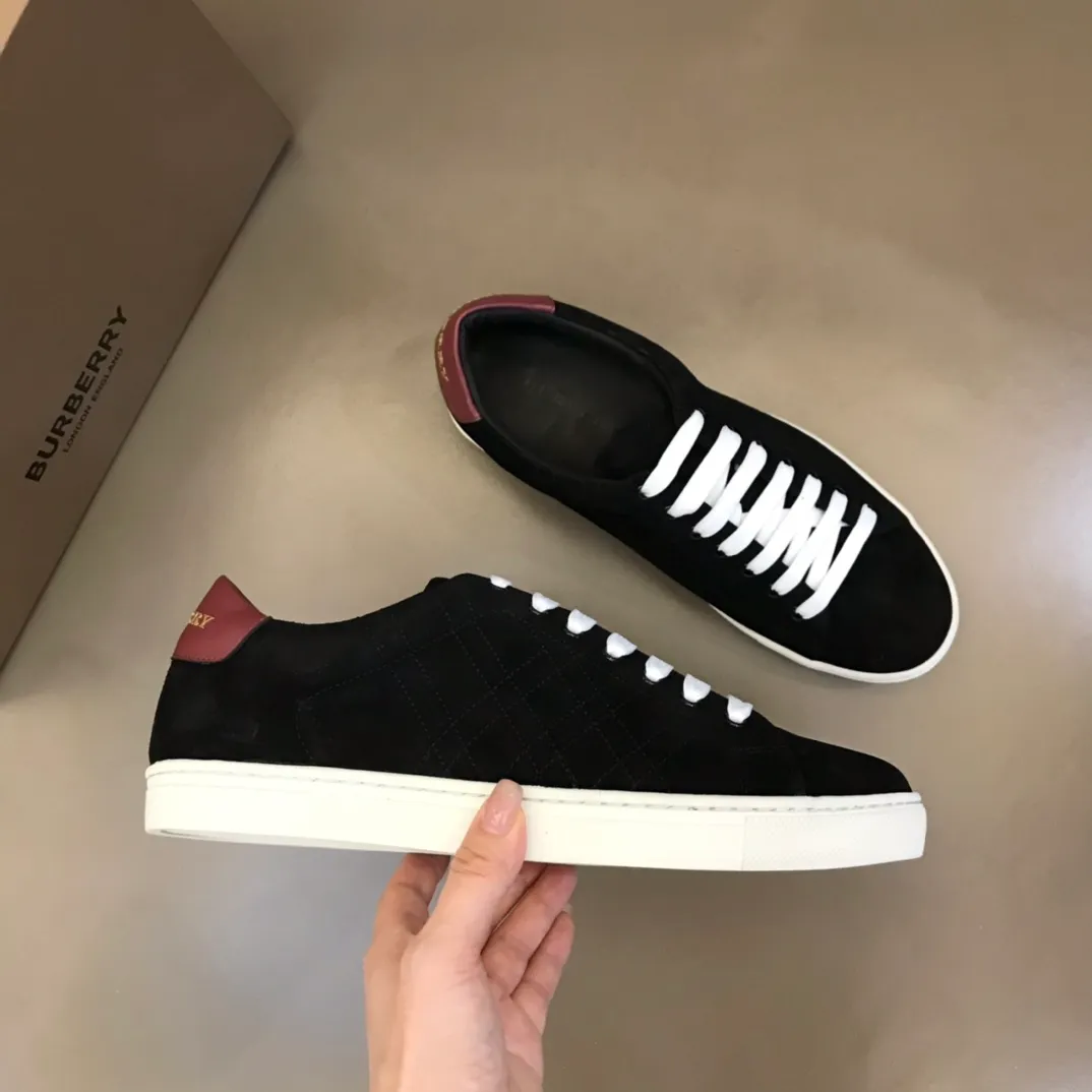 ¥380 ▫️B’s men’s classic low-top sneakers are reinterpreted in Vintage plaid cotton and cowhide materials, and decorated with a new brand logo. First-layer cowhide lining, heel decorated with Burberry lettering embossed logo, original outsole 38-45